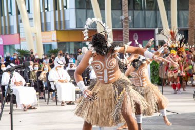 Papua Yeni Gine Adası Expo2020 'deki ilk ulus dansçıları geleneksel kıyafetleri ve parlak renkleri ile dans ediyorlar.