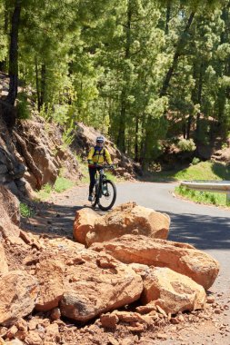 La Palma Kanarya Adası, İspanya 'nın batısında bisiklet süren bir dağ bisikletçisi.