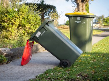 Yere serilmiş güçlü rüzgarla devrilmiş çöp kutuları manzarası