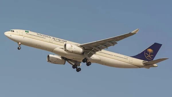 Saudia Airline Airbus 330 Airplane Flying Blue Sky Dubai International — Φωτογραφία Αρχείου