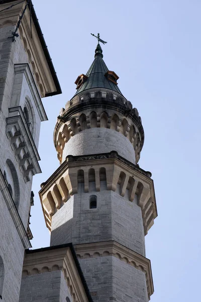 Vertikal Låg Vinkel Skott Gammal Historisk Neuschwanstein Slott Fussen Bayern — Stockfoto