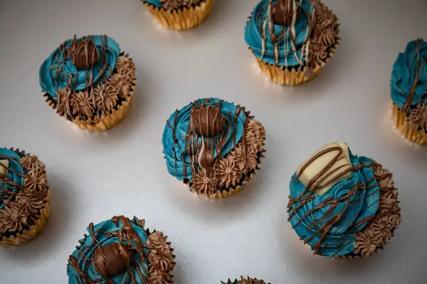 Top Angle Shot Cupcakes Blue Brown Cream Sweets Chocolate — Foto de Stock