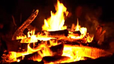 Aesthetically pleasing campfire footage shot in the Australian bush
