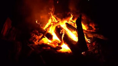 Aesthetically pleasing campfire footage shot in the Australian bush
