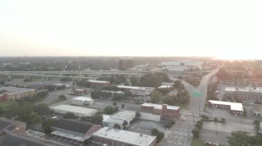 Güneşli bir günde modern binaların yüksek açılı görüntüsü.