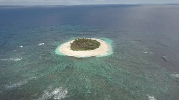 Aerial Shot Tiny Uninhabitable Island Open Ocean — Video Stock