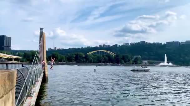 City Skyline View Roberto Clemente Bridge Downtown Pittsburgh Pennsylvania Usa — Stockvideo