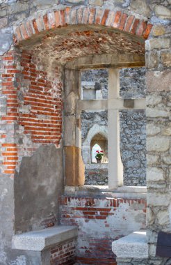 Kale Kral IV. Bela tarafından 13. yüzyılda, Tatarların işgalinden sonra, karısının çeyizinden inşa edildi.