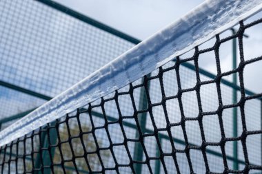CLOSE-UP OF THE NETTING OF A PADDLE TENNIS COURT, RACKET SPORTS CONCEPT