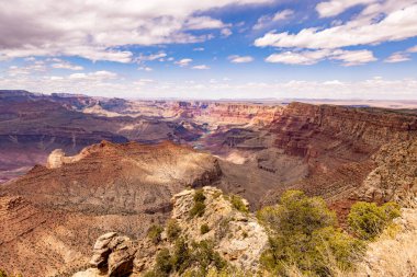 Güneşin altında Büyük Kanyon 'un güzel bir manzarası