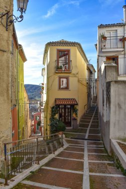 Campobasso, Molise, İtalya 'daki binaların düşük açılı görüntüsü.