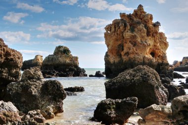 Portekiz 'in Atlantik Okyanusu kıyısındaki Algarve kıyısındaki Bizzare kumtaşı kayalıkları.