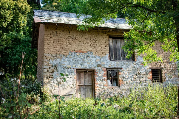 Una Vieja Casa Ladrillo Envejecido Rodeado Vegetación —  Fotos de Stock