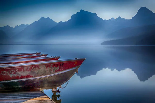 Beautiful View Parked Boats Mountains Reflected Water Glacier National Park — Stockfoto