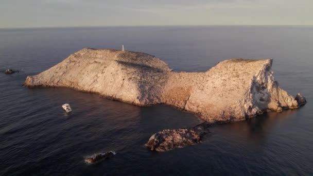 Aerial View Rocky Island Wavy Sea Cloudy Blue Sky — Αρχείο Βίντεο