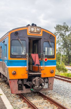 Bir tren istasyona girer ve Tayland 'da yolcuları bekler.
