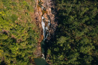 Mountain Pine Ridge, Cayo Bölgesi 'ndeki Büyük Kaya Şelaleleri' nin yeşil orman ağaçlarıyla Belize 'deki hava manzarası.