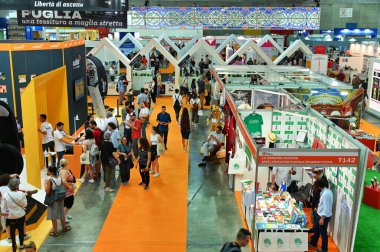 Torino Oval Lingotto 'daki uluslararası kitap fuarındaki insanların yüksek açılı görüntüsü. Torino, İtalya.