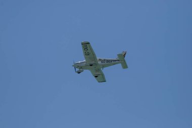 İspanya, Malaga üzerinde mavi gökyüzünde uçan bir uçak görüntüsü.