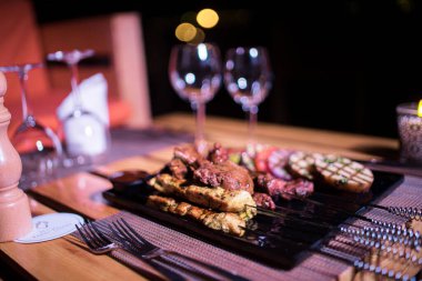 Bir tabak tavuk ve sığır barbeküsü yanında da bir bardak taze mojito.