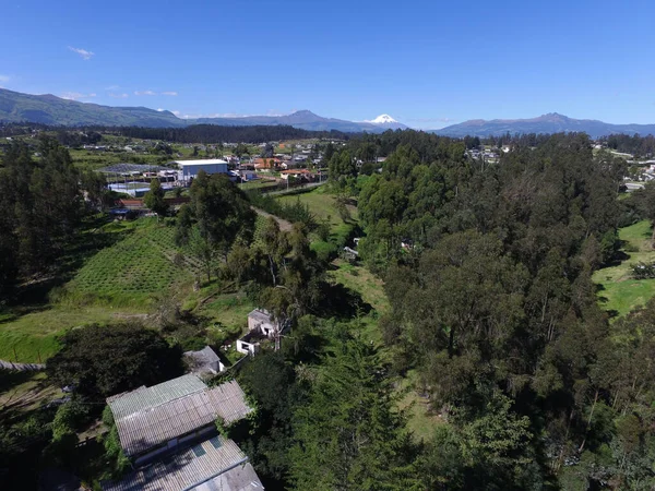 Una Vista Pájaro Colinas Cubiertas Bosques Verdes Casas Campo Día —  Fotos de Stock