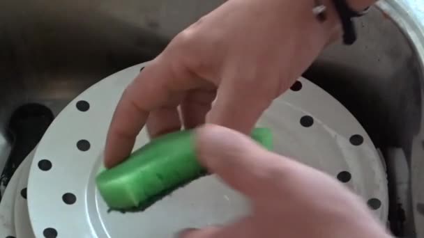 Closeup Shot Hands Washing Dishes Green Sponge — Vídeos de Stock