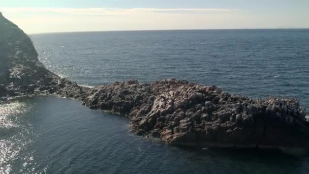 Aerial View Wavy Sea Rocky Cliffs Gleaming Blue Sky — Αρχείο Βίντεο