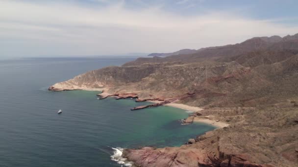 Aerial View Wavy Sea Rocky Mountains Gleaming Cloudy Blue Sky — Vídeo de Stock