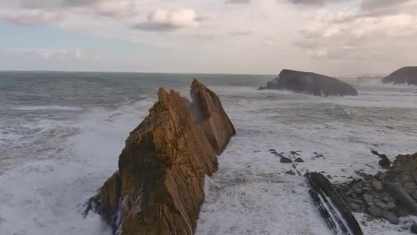 Beautiful View Ocean Waves Hitting Rocky Cliffs Cloudy Sky Background — Stock video