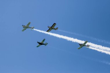 İspanya, Malaga üzerinde mavi gökyüzünde uçan bir uçak görüntüsü.