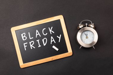 Siyah arka planlı Kara Cuma indirimi.