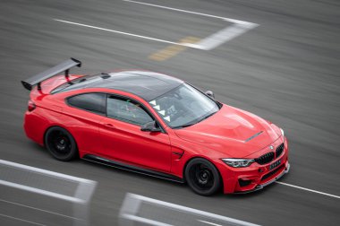 BMW F82 M4 GTS pistte yarışıyor