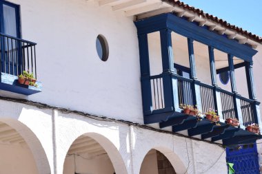 Şehrin ana meydanı yakınlarındaki Cusco, Peru 'da tipik mimari.