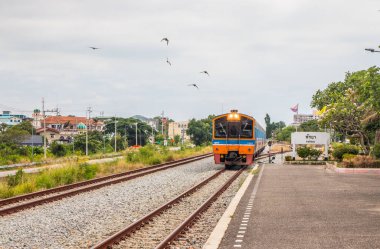 Bir tren istasyona girer ve Tayland 'da yolcuları bekler.