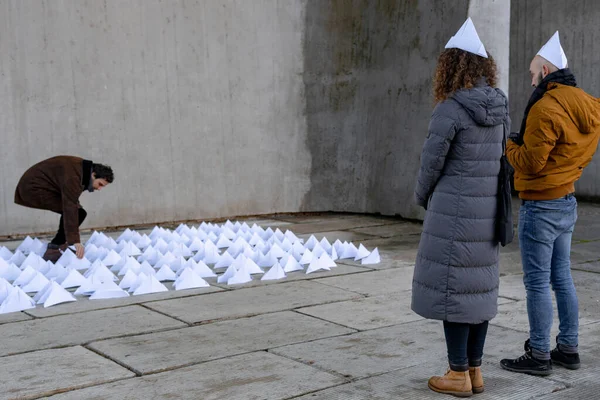 Homem Irreconhecível Escolhendo Barco Papel Uma Exposição Livre — Fotografia de Stock