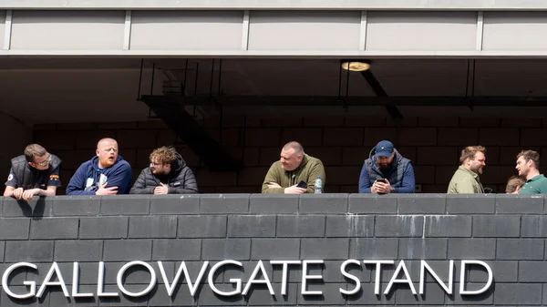 Football Fans Wait Looking Out Back Gallowgate Stand James Park — Stock Photo, Image