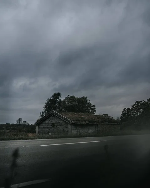 Vertical Shot Old Wooden House Street Cloudy Day —  Fotos de Stock