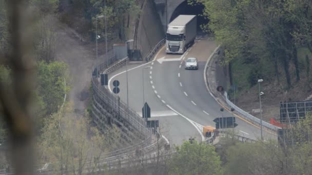 Slow Motion Aerial Shot Traffic Transportation Cars Trucks Road Trees — Αρχείο Βίντεο