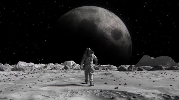 月に向かって宇宙惑星を自信を持って歩いているスーツの勇敢な宇宙飛行士の映像 — ストック動画