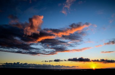 Bulutlar, Okyanus yakınlarındaki Günbatımında Renkli Bulutlar