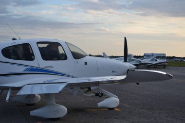 Havaalanında bir Cirrus SR-20 uçağı var.