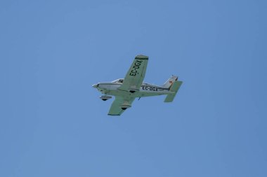 İspanya, Malaga üzerinde mavi gökyüzünde uçan bir uçak görüntüsü.