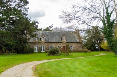 Brittany, Morbihan körfezindeki Ile aux Moines adası, tipik bir kır evi.