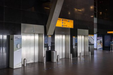 Amsterdam Schiphol Havaalanı 'nın varış salonunun içi.