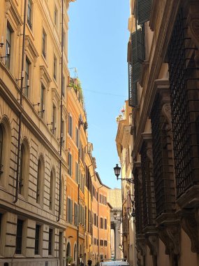 A vertical shot of a narrow street passing through old historical buildings