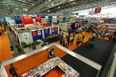 Torino Oval Lingotto 'daki uluslararası kitap fuarındaki insanların yüksek açılı görüntüsü. Torino, İtalya.