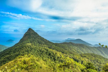 Gün ışığında güzel bir dağ manzarası