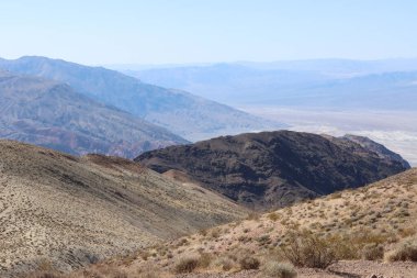 Bazı dağların güzel bir görüntüsü. Kısmen kayalar ve kuru bitkilerle kaplı..