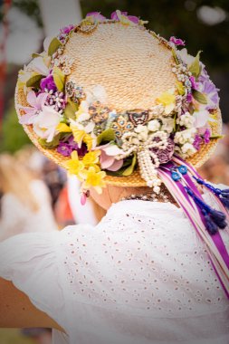 Renkli şapkalı geleneksel bir İngiliz Maypole dansçısının dikey çekimi.