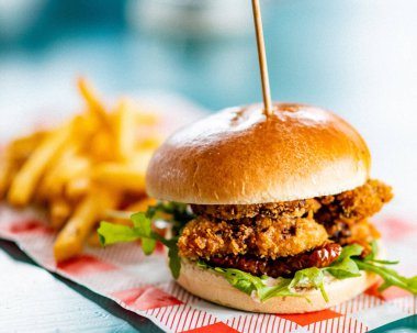 İştah açıcı bir vejetaryen hamburgerin yakın plan çekimi.